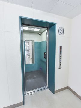 エレベーターの中には手すりや車いすの人のための鏡がついている。また階数指定のボタンも低く設置してある。