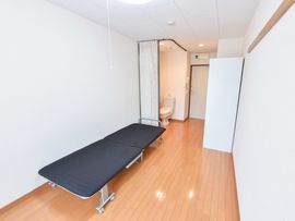 居室はデザインがシンプルなだけでなく、個人用のバスルームがないなど、機能を絞った比較的コンパクトな造りになっている。