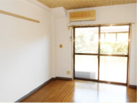 「オアシスらんど小金井」の居室。後付の家具や愛用品の持ち込みも問題なし。