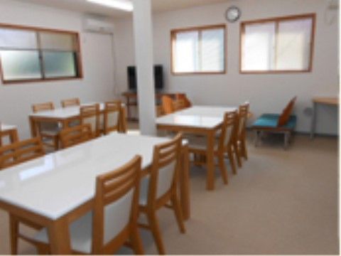 「オアシスらんど小金井」の食堂。キッチンと隣接されており、お食事の香りが食堂に漂う。