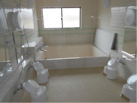 「オアシスらんど小金井」の浴室。入浴後は、換気用の窓を設置しており、清潔感を大事にしている。