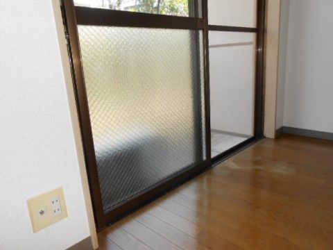 「オアシスらんど小金井」の居室・ベランダ。窓ガラスは上を透明に、下を曇りガラスにしている。