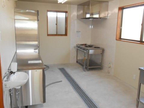 「オアシスらんど小金井」の食堂・キッチン。充実した設備で、調理スタッフも料理がしやすい。