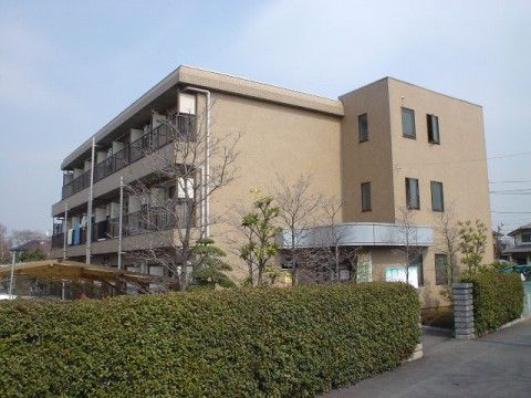 「オアシスらんど小金井」の外観。車での来訪ができるよう、駐車スペースを完備している。