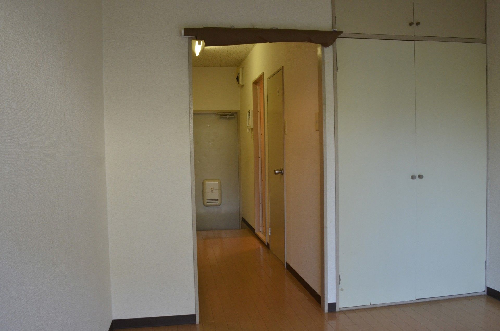 廊下と収納のある空間