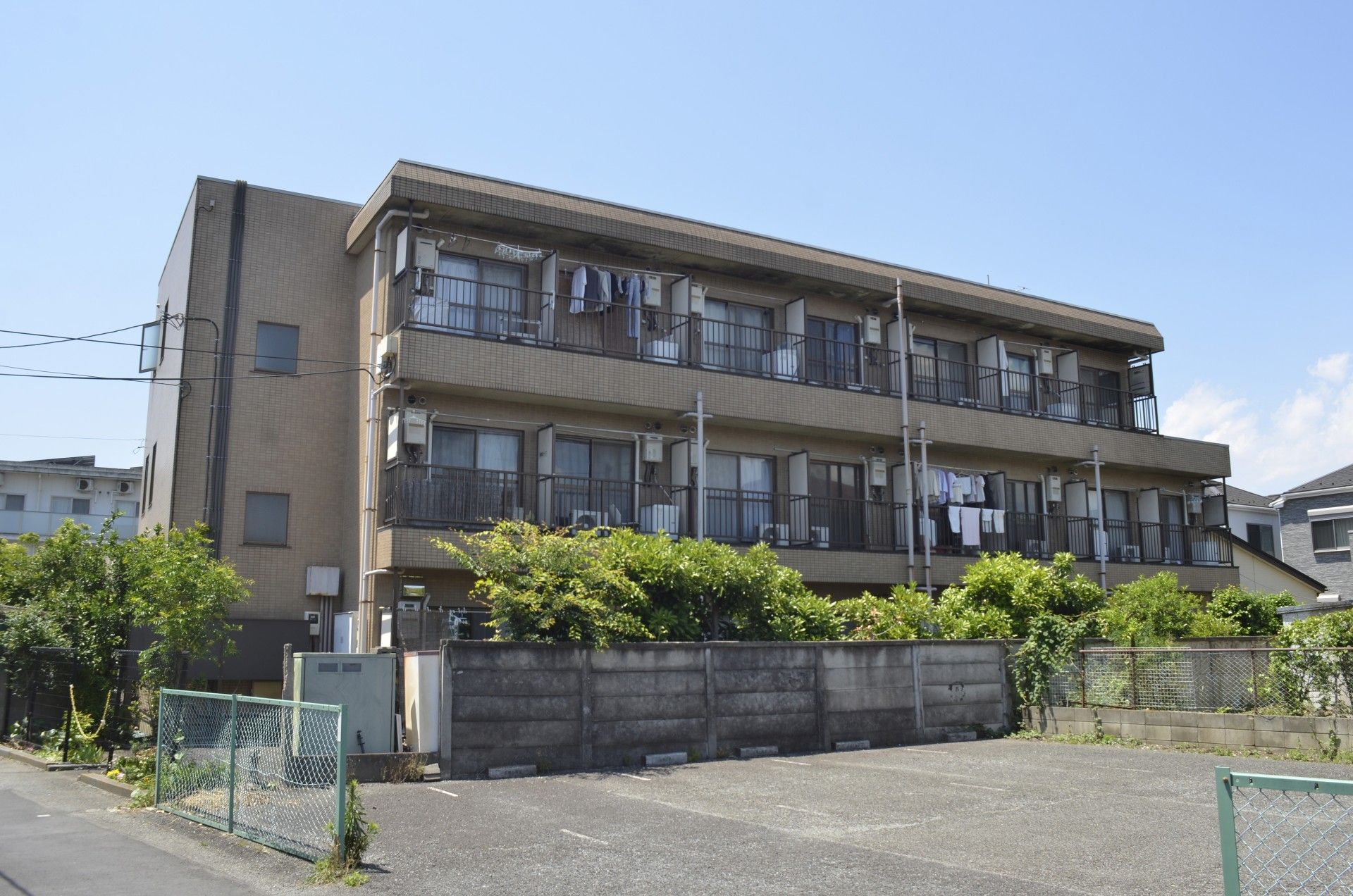 緑に囲まれた建物外観