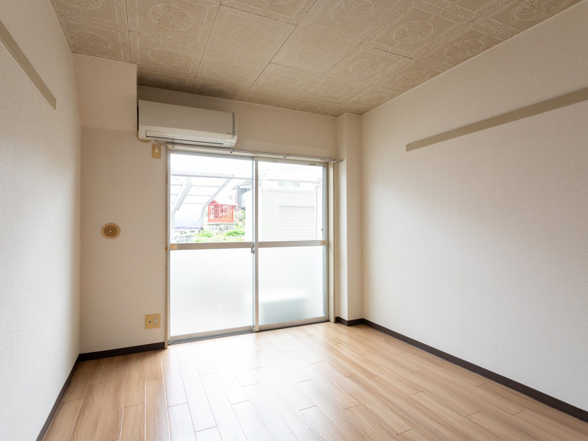 日差しが差し込む部屋