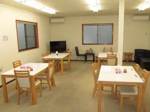 「オアシスランド八王子片倉」の食堂。白色のテーブルと、木製のチェアとの相性が良い。