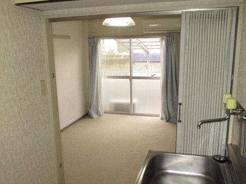 「オアシスランド八王子片倉」の居室。IHコンロ付きのキッチンが居室に付いている。