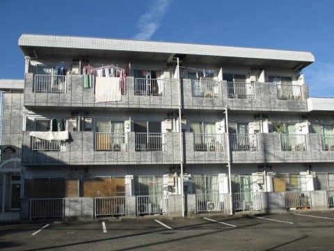 「オアシスランド八王子片倉」の外観。車での来訪も可能にしており、複数止められる駐車スペースを設けている。