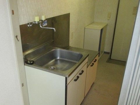 「オアシスランド八王子片倉」の居室・キッチン。調理器具を下の収納スペースにいれられる。