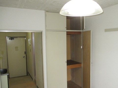 「オアシスランド八王子片倉」の収納スペース。冬物のコートやアクセサリーをしまい、居室に散らからなくて済む。