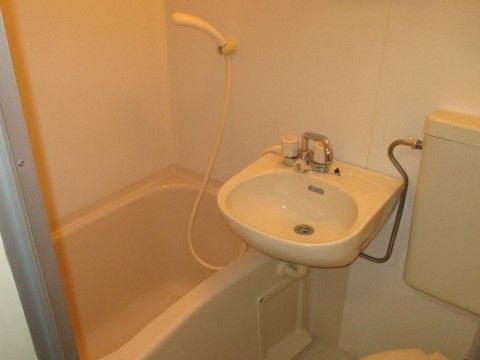 「オアシスランド八王子片倉」のユニットバス。洗面台とトイレも近く、ひとまとまりしており使いやすい。