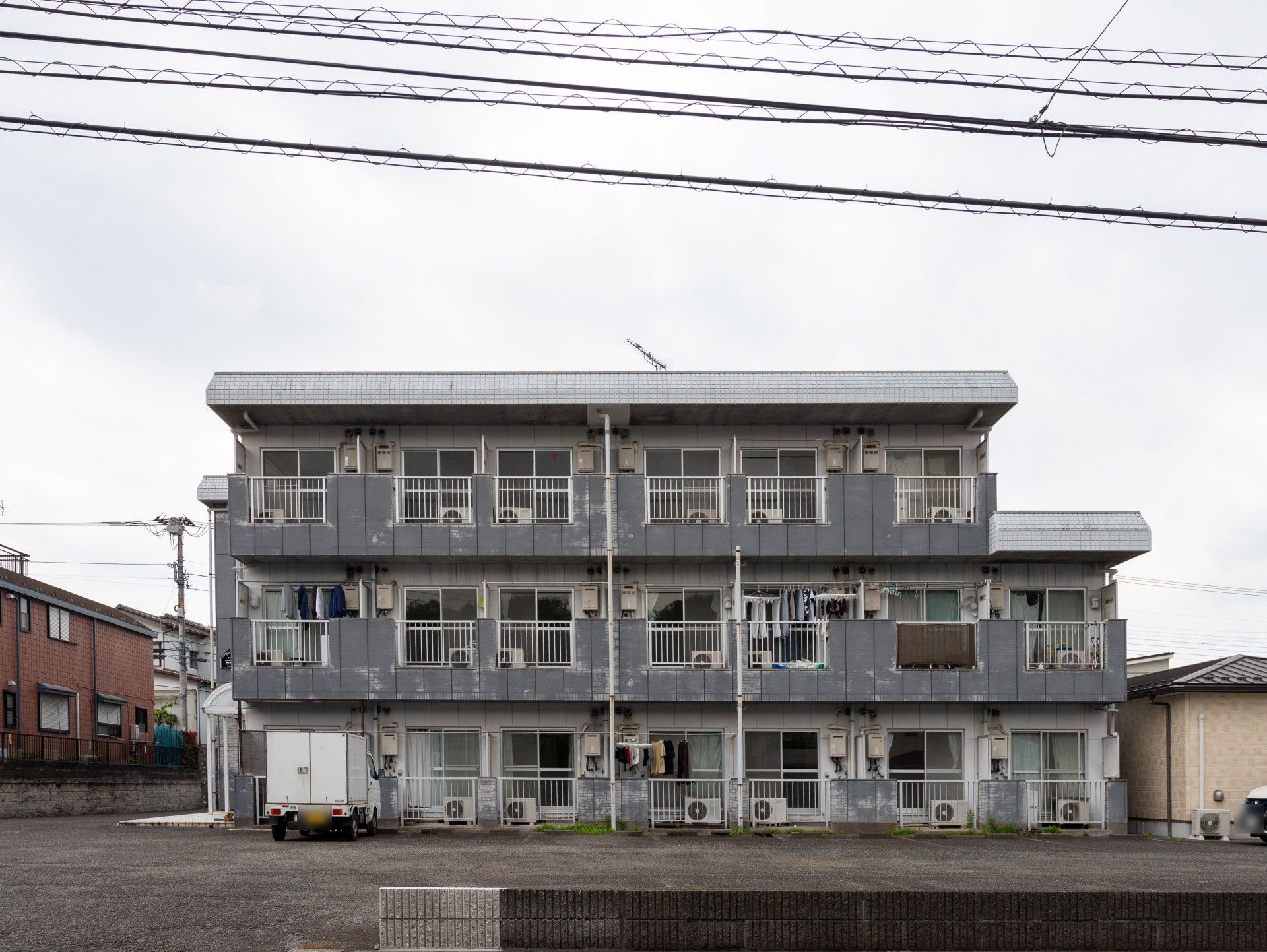 三階建ての建物外観