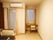 部屋は落ち着いた雰囲気があり、エアコンやベッド、椅子が設置してある。外を眺めながら座れるスペースがあり、景色を楽しめる。