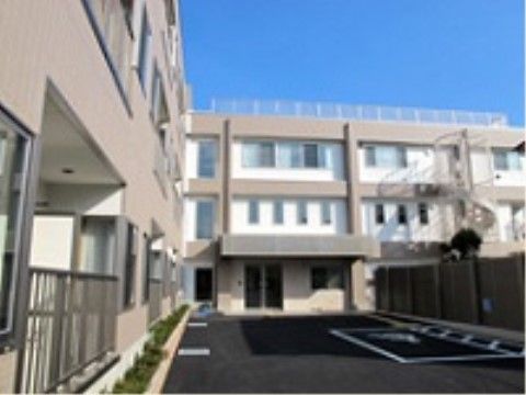 建物の出入り口すぐに設置され、車椅子の方も利用できるスペースを確保した駐車場