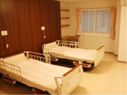 壁には緊急用ボタンが設置され、間隔をあけてベッドが2台並ぶ寝室