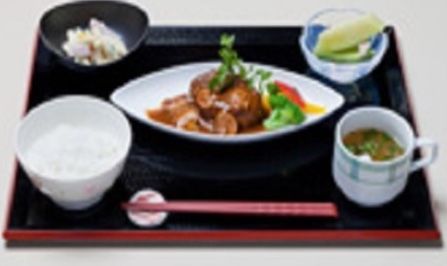 ハンバーグをメインとした、一汁三菜の栄養バランスのいい食事