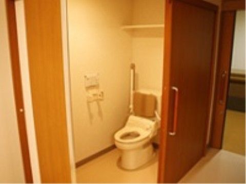 居室内には、温水洗浄便座を完備している。心地よい背もたれになるクッションや手すりが完備されているので、快適に利用ができる。