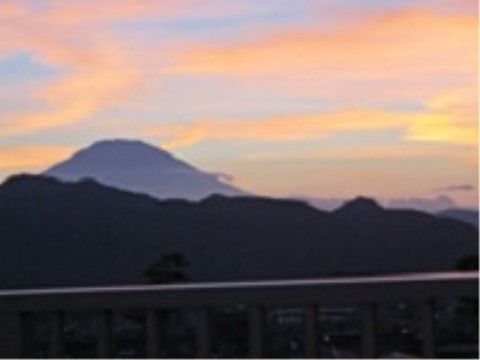 食堂にはバルコニーが完備されている。天気のよい日の夕方には、素晴らしいサンセットを眺めながら夕食を召し上がっていただける。