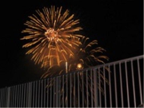 施設の近くでは、毎年夏になると花火大会が開催される。バルコニーで夕涼みをしながら満喫していただける。