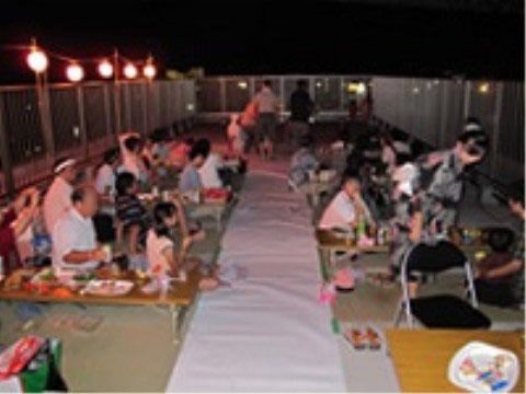 施設の近くで行われる花火大会の当日は、屋上を開放する。シートやテーブルを完備して食事をしながら楽しんでいただく。