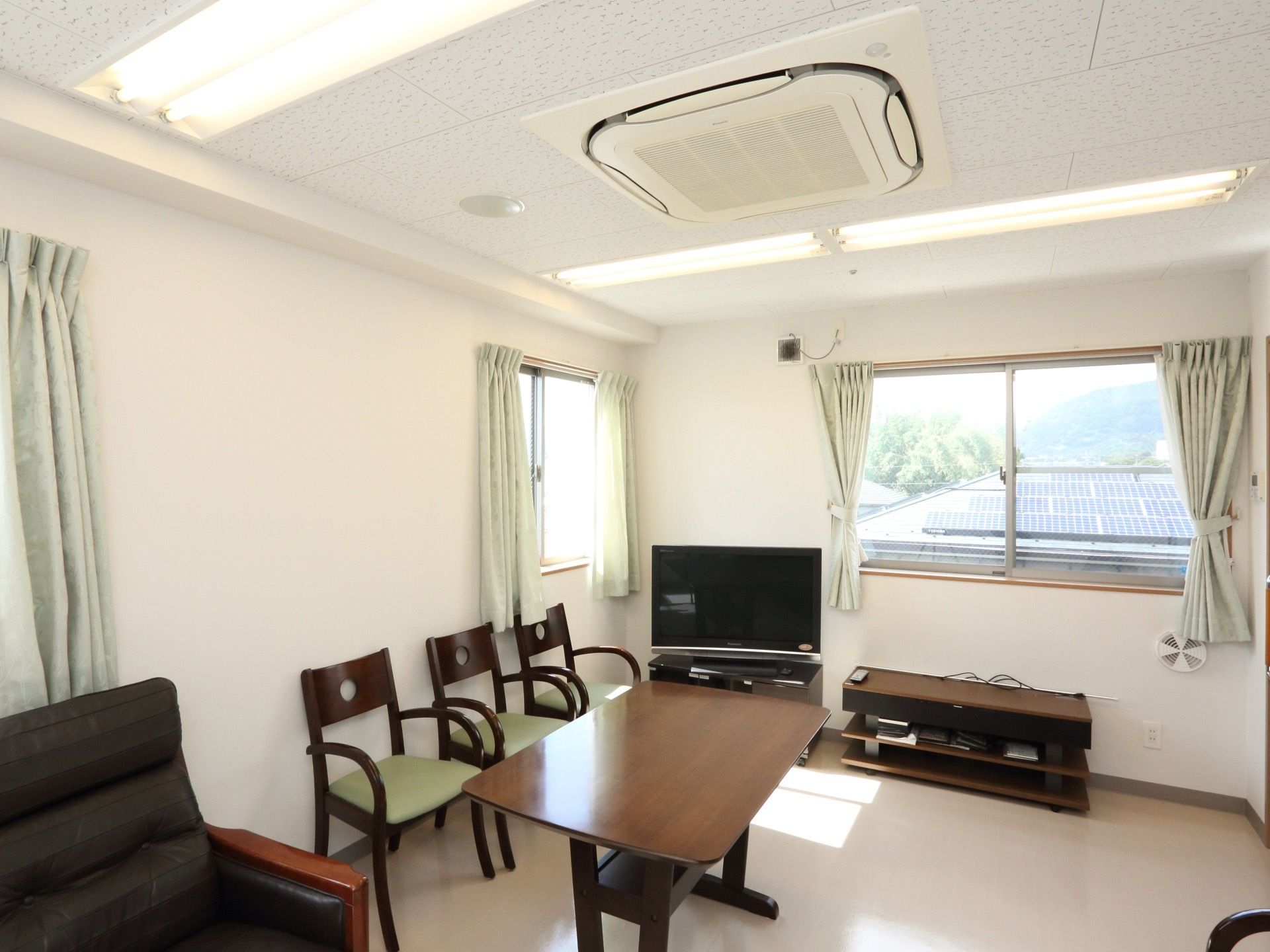 窓が複数設置され、テレビやテーブルセットが置かれている休憩室では、囲碁やカラオケなどにも利用できる。