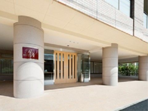 木製の自動扉の前に、立派な柱が設置されたホテルのようなエントランス