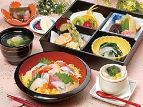 ちらし寿司が豪華な、果物や桜餅まで配膳された懐石料理