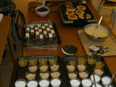 「総生会ロイヤルホーム」のバイキング。お好きな料理を取ることができる。