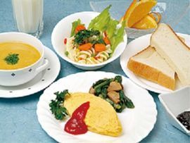 「総生会ロイヤルホーム」のお食事。朝は食べやすく、朝食にしている。