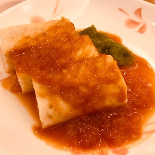 ソースのかかった一口サイズの料理