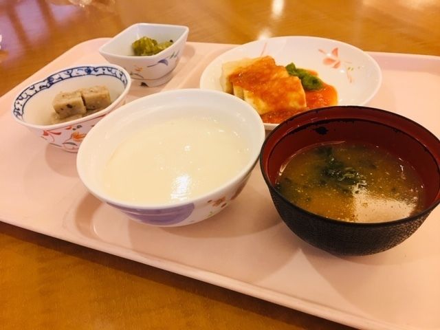 おかゆと味噌汁がセットになったメニュー