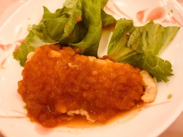 皿に盛り付けられた豚しゃぶサラダ