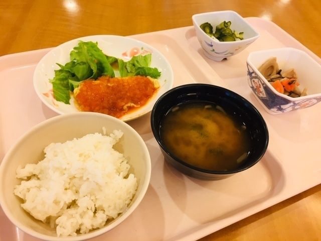 ご飯と味噌汁がセットになった和食