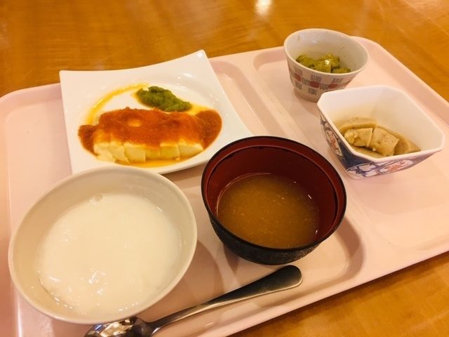 おかず3品とおかゆと味噌汁のセット