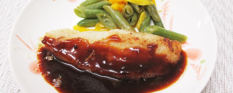 カットしたいんげんを添えたメイン料理