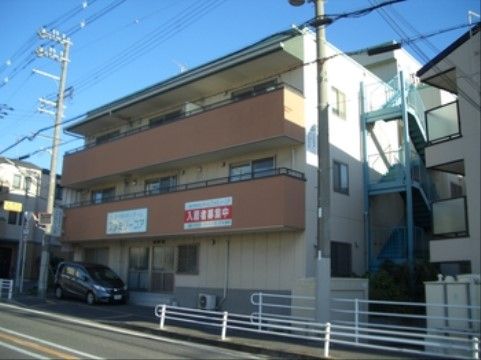 「ファミリーコア」の外観。商業施設や住宅が立ち並んでいるので、買い物等に不便な感じはしない。