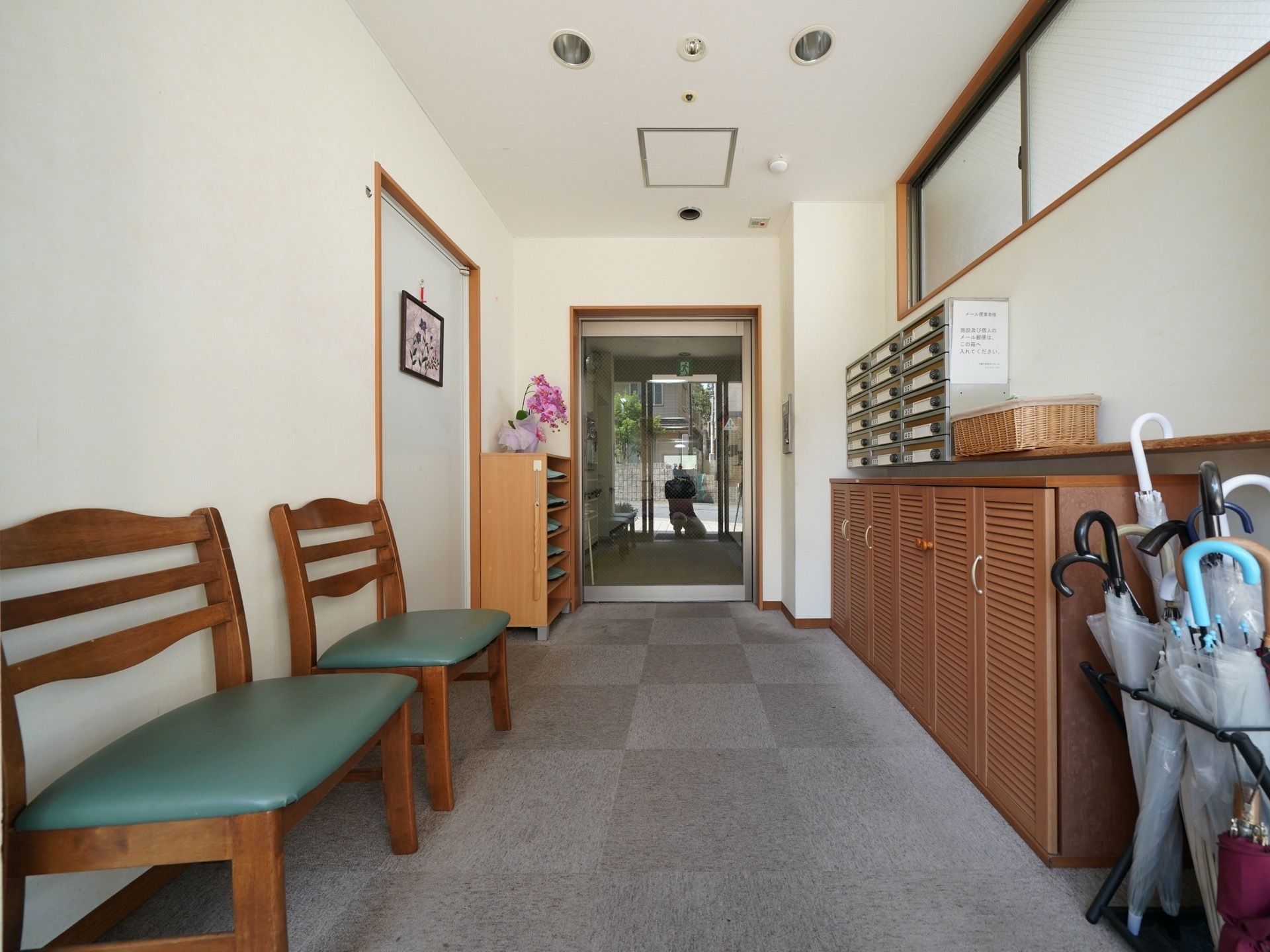 玄関には下駄箱があり、外から戻ってきた際にはここで室内ばきに履き替える。入居者様それぞれに郵便ポストがある。