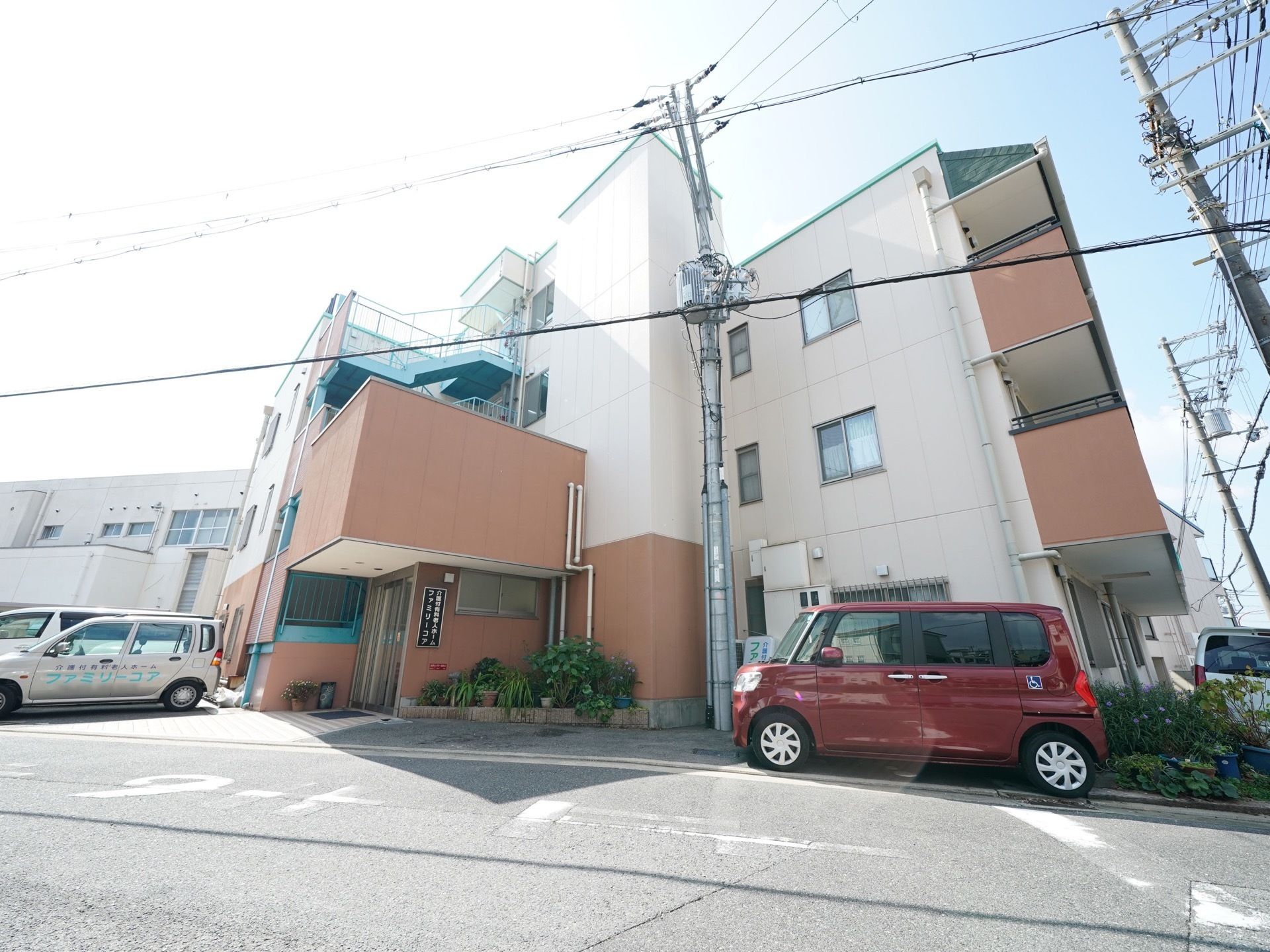 街中にある施設はゆったりとした専用居室と家族的な雰囲気で過ごせる共有空間からなる4階建ての鉄骨構造になっている。