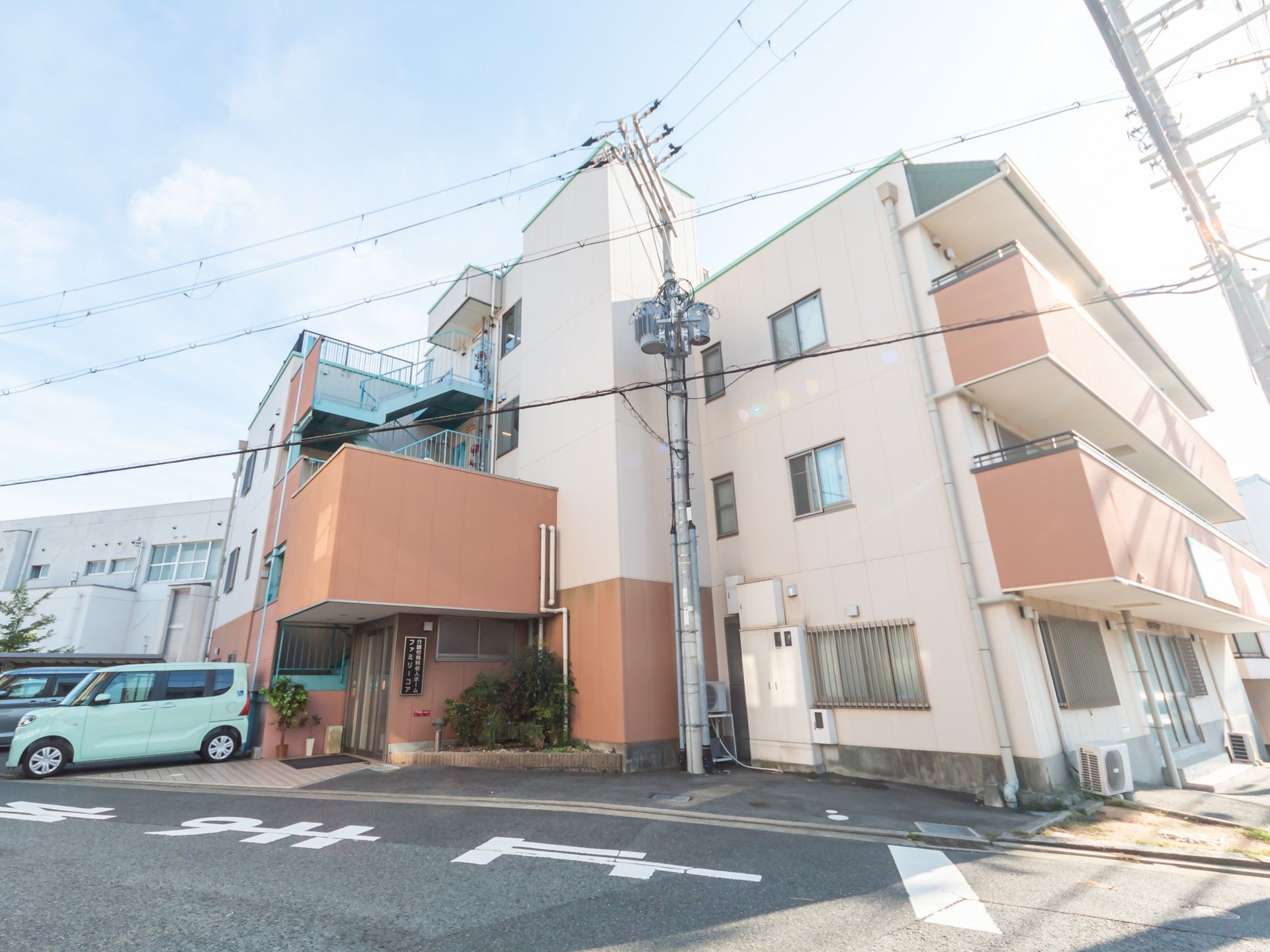 ゆったりとした外観の建物
