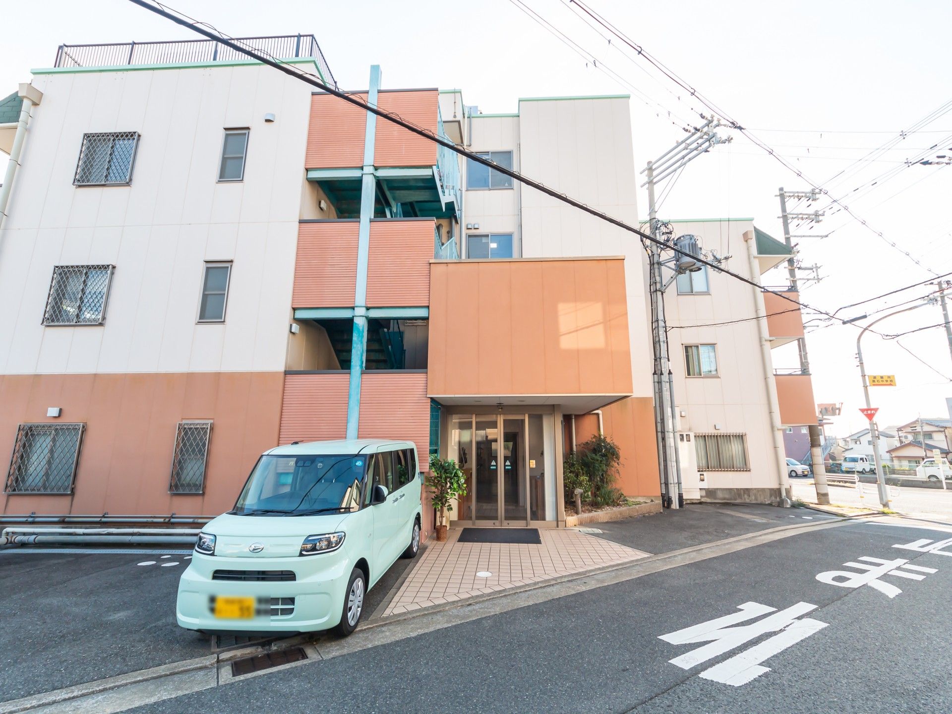 明るい外観の建物入口