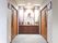 左右にはトイレへ通じるスライド式のドアがあり右側は車椅子にも対応している。突き当たりの壁は装飾品で飾られている。