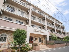 4階建のマンションのような外観になっている。上階にはベランダがあり入り口への階段には手すりが設置してある。