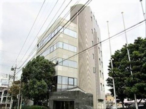 おあしす長丘の外観。静かな住宅街に佇んでおり、日々の生活を静かに、穏やかな時間をお過ごしいただけます。