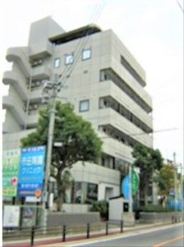 おあしす長丘の外観。道路に面した大きな建物の当施設。初めてご来訪される方々も迷わずお越しになれます。