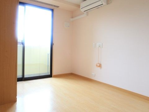 「カーサ・ラ・ヴィーダ保木間」居室。生活に必要なものはほぼ揃えてありますので、すぐにでも生活ができますよ。