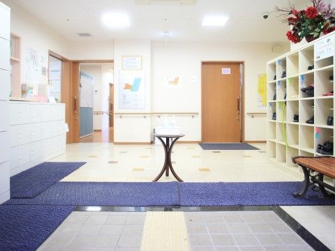 「カーサ・ラ・ヴィーダ保木間」エントランス。当施設は、皆様のご入居を心よりお待ちしております。