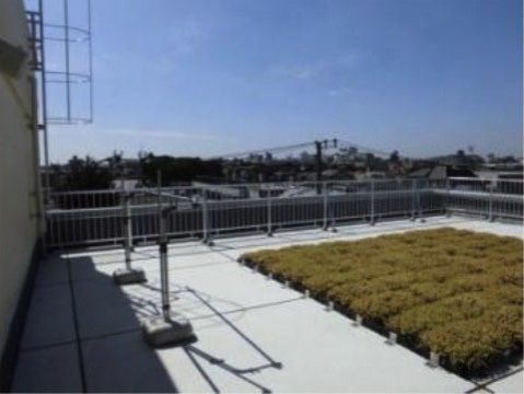 「カーサ・ラ・ヴィーダ保木間」屋上テラス。自然の空気を楽しんでください。