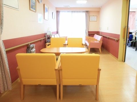 「カーサ・ラ・ヴィーダ保木間」ラウンジ。入居者様同士、会話を通して交流を深められる場所です。